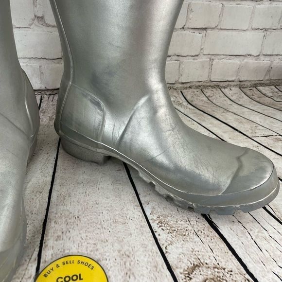 Hunter boots. It fits women size 5. Silver - Picture 8 of 14